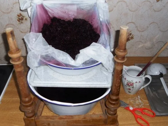 Rezept: "Oma - Friede`s" Holunder - Brombeersaft. Ein kerngesunder Wintervorrat. (Rzpt. um 1930) Bild Nr. 24 "Oma - Friede`s" Holunder - Brombeersaft. Ein kerngesunder Wintervorrat. (Rzpt. um 1930) - Rezept - Bild Nr. 24