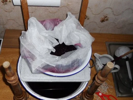 Rezept: "Oma - Friede`s" Holunder - Brombeersaft. Ein kerngesunder Wintervorrat. (Rzpt. um 1930) Bild Nr. 25 "Oma - Friede`s" Holunder - Brombeersaft. Ein kerngesunder Wintervorrat. (Rzpt. um 1930) - Rezept - Bild Nr. 25