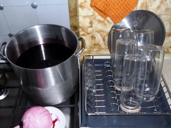 Rezept: "Oma - Friede`s" Holunder - Brombeersaft. Ein kerngesunder Wintervorrat. (Rzpt. um 1930) Bild Nr. 27 "Oma - Friede`s" Holunder - Brombeersaft. Ein kerngesunder Wintervorrat. (Rzpt. um 1930) - Rezept - Bild Nr. 27