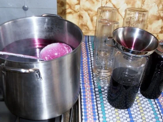 Rezept: "Oma - Friede`s" Holunder - Brombeersaft. Ein kerngesunder Wintervorrat. (Rzpt. um 1930) Bild Nr. 29 "Oma - Friede`s" Holunder - Brombeersaft. Ein kerngesunder Wintervorrat. (Rzpt. um 1930) - Rezept - Bild Nr. 29