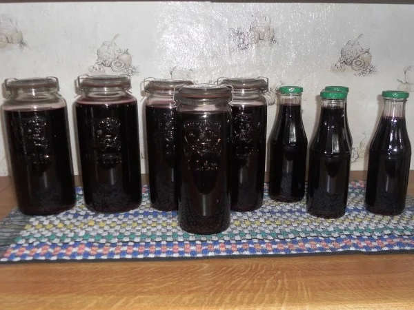 Rezept: "Oma - Friede`s" Holunder - Brombeersaft. Ein kerngesunder Wintervorrat. (Rzpt. um 1930) Bild Nr. 33 "Oma - Friede`s" Holunder - Brombeersaft. Ein kerngesunder Wintervorrat. (Rzpt. um 1930) - Rezept - Bild Nr. 33