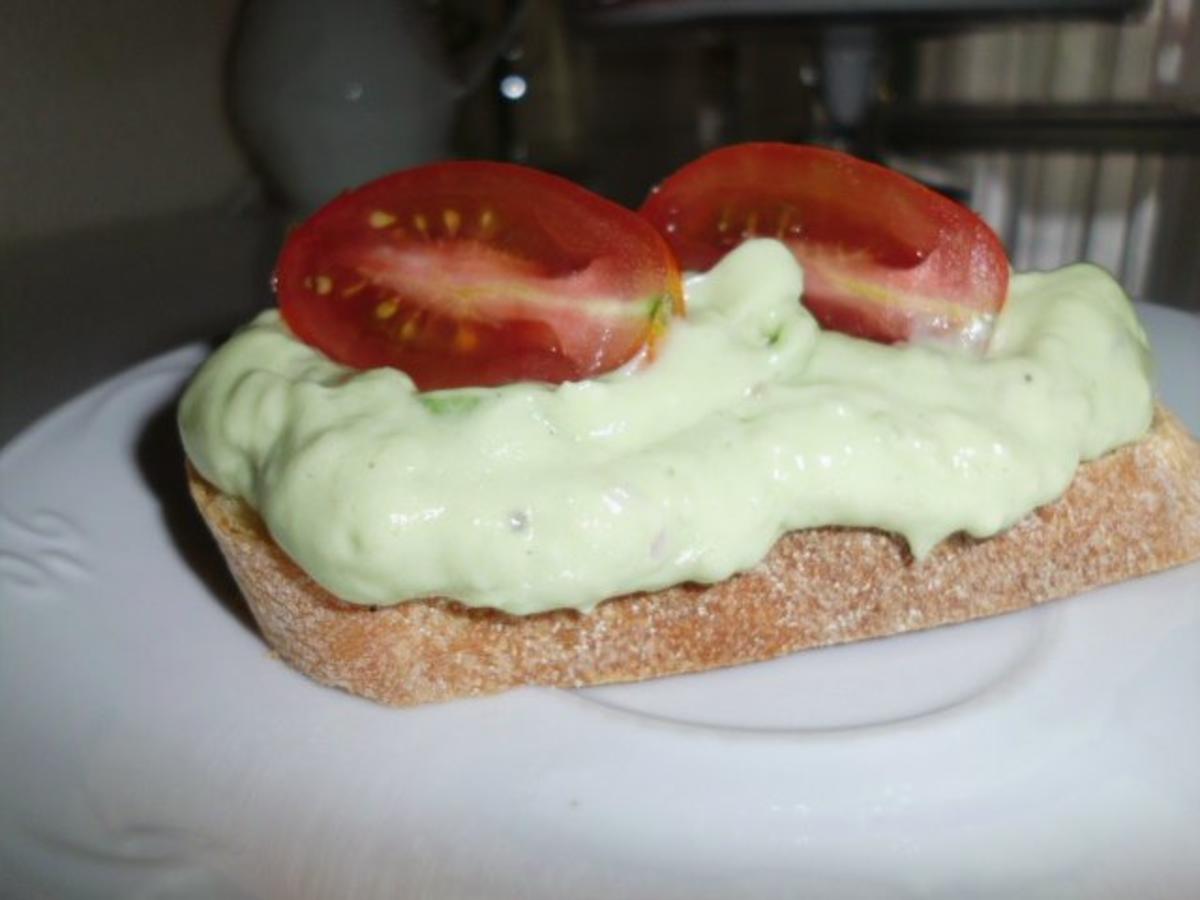 Avocadocreme auf getoastetem Baguette - Rezept - kochbar.de