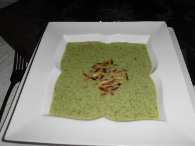 Rucolacremesuppe mit gerösteten Pinienkerne - Rezept