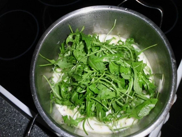 Rucolacremesuppe mit gerösteten Pinienkerne - Rezept - Bild Nr. 4