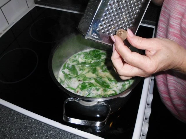 Rucolacremesuppe mit gerösteten Pinienkerne - Rezept - Bild Nr. 6