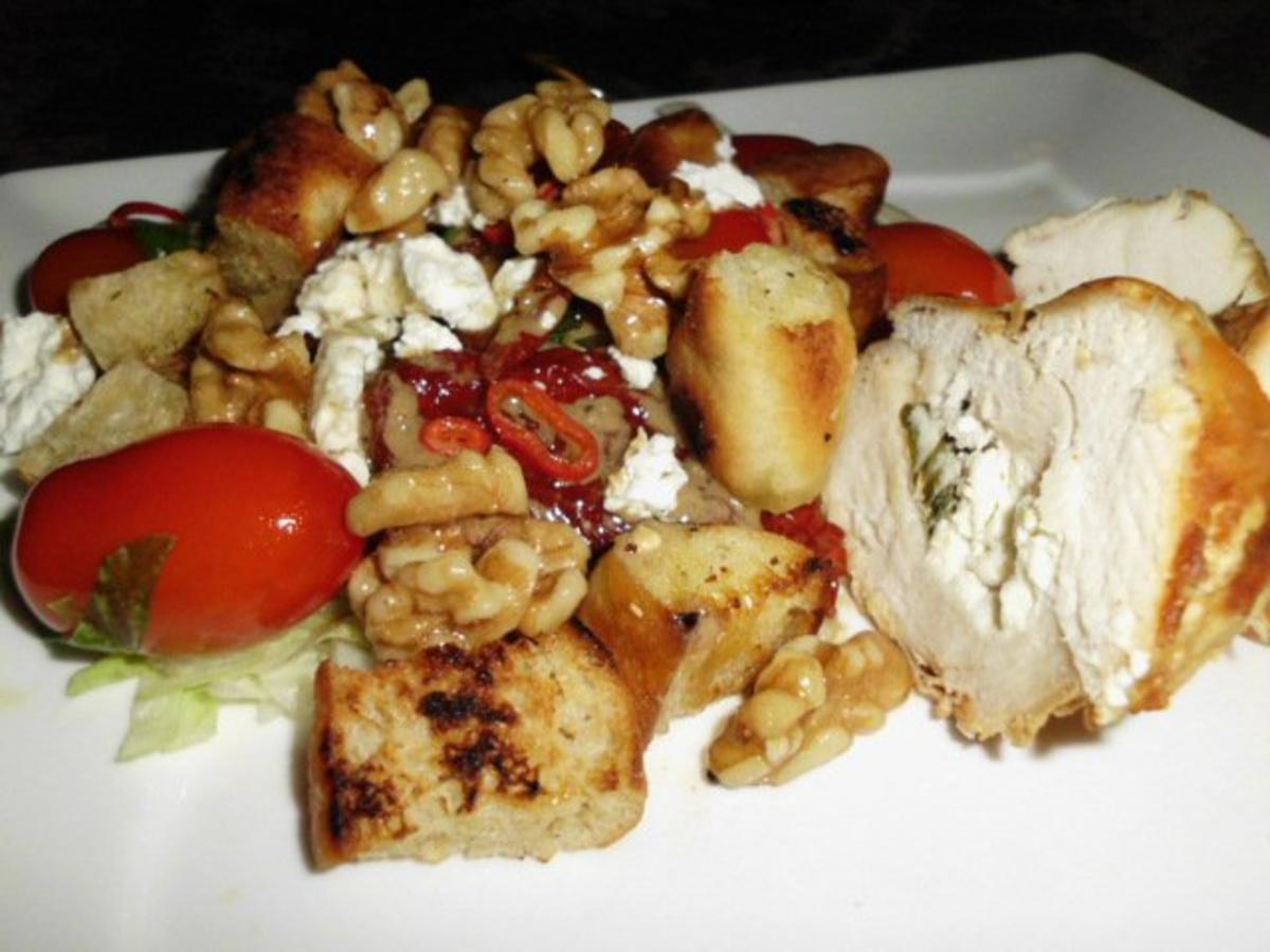 Gefülltes Hähnchenbrustfilet mit einem speziellen Salat das Fleisch ... Gefülltes Hähnchenbrustfilet mit einem speziellen Salat das Fleisch ...