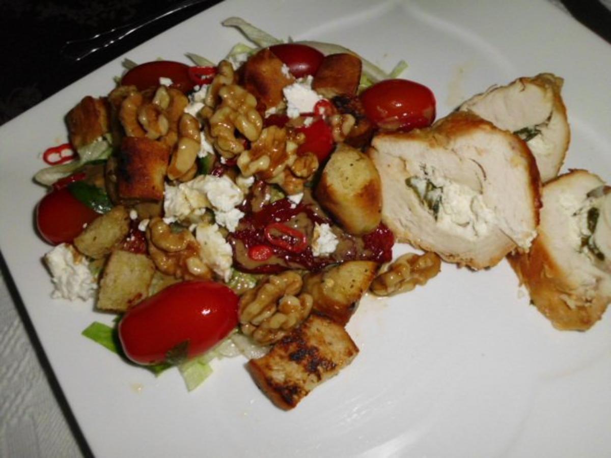 Gefülltes Hähnchenbrustfilet mit einem speziellen Salat das Fleisch ... Gefülltes Hähnchenbrustfilet mit einem speziellen Salat das Fleisch ...