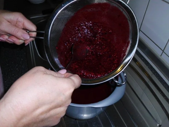 Brandteigkuchen mit Vanillecreme, dazu Waldbeermus (so wird das in Ungarn gemacht) - Rezept - Bild Nr. 27