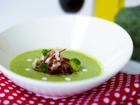 Brokkoli-Creme mit feinen Scheibchen von iberischem Schinken - Rezept