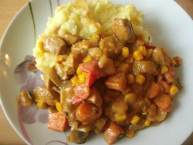 Bratwurstgulasch mit  Apfel - Kartoffelstampf - Rezept