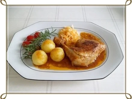 Hähnchenschenkel   mit Kartoffelklößen und  Krautsalat - Rezept - Bild Nr. 2