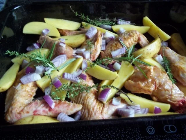 Rezept: Hähnchenflügel mit Kartoffelspalten Bild Nr. 3 Hähnchenflügel mit Kartoffelspalten - Rezept - Bild Nr. 3