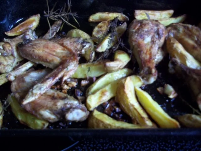 Rezept: Hähnchenflügel mit Kartoffelspalten Bild Nr. 4 Hähnchenflügel mit Kartoffelspalten - Rezept - Bild Nr. 4