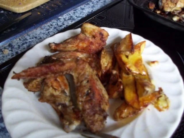 Rezept: Hähnchenflügel mit Kartoffelspalten Bild Nr. 5 Hähnchenflügel mit Kartoffelspalten - Rezept - Bild Nr. 5