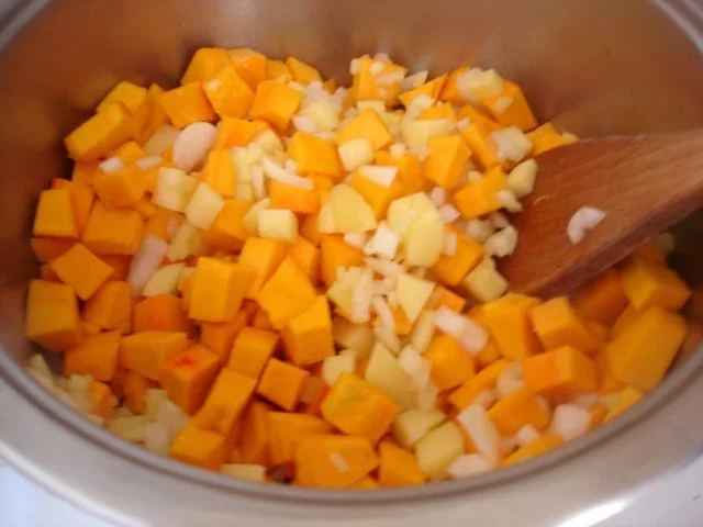 Rezept: Kürbiscremesuppe mit Eismeer-Garnelen Bild Nr. 5 Kürbiscremesuppe mit Eismeer-Garnelen - Rezept - Bild Nr. 5