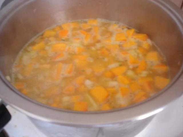 Rezept: Kürbiscremesuppe mit Eismeer-Garnelen Bild Nr. 6 Kürbiscremesuppe mit Eismeer-Garnelen - Rezept - Bild Nr. 6