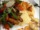 Kirschtomaten-Goldröhrling-Rauke-Mischung mit Polenta und Salzmandeln - Rezept