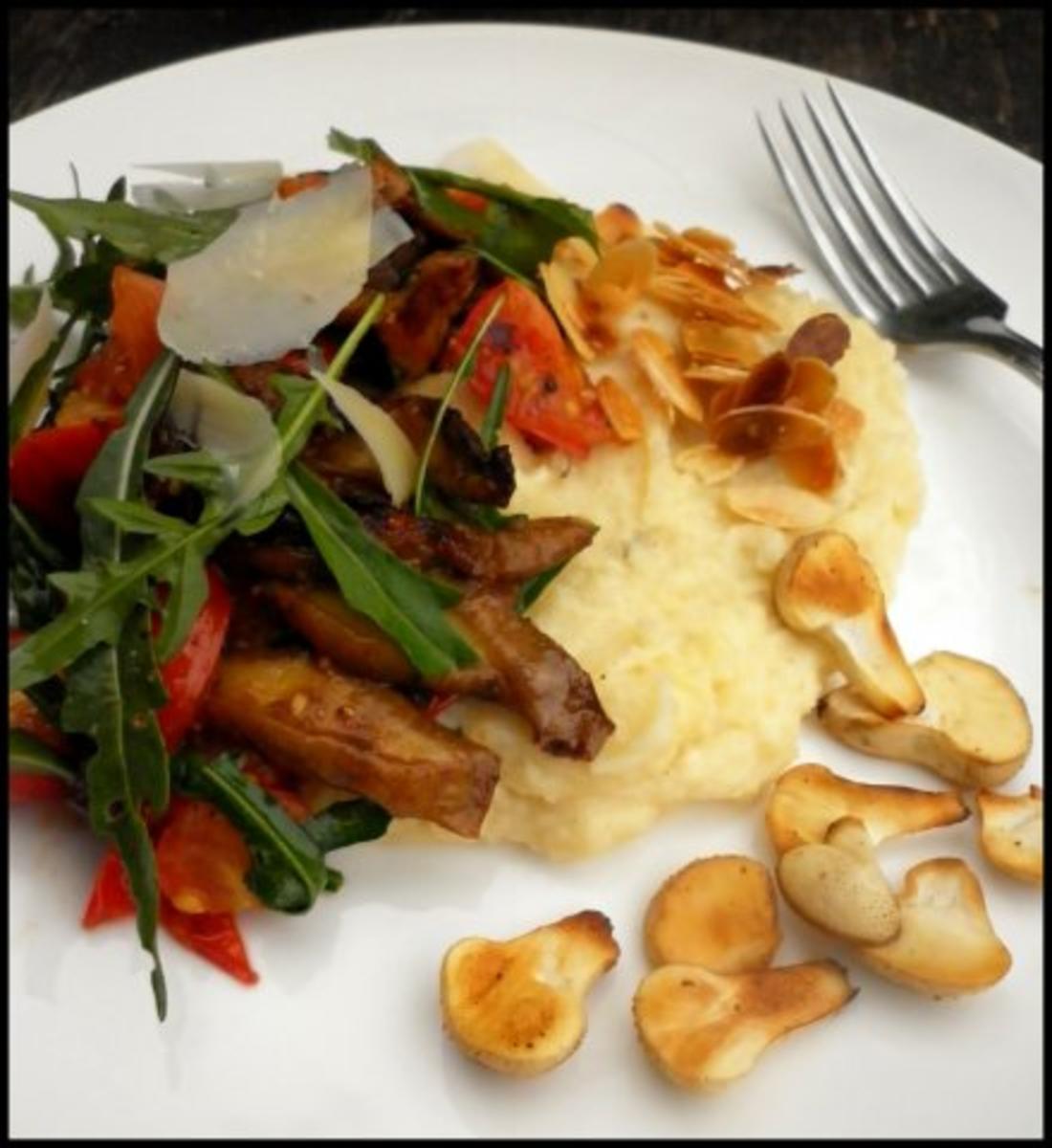 Bilder für Kirschtomaten-Goldröhrling-Rauke-Mischung mit Polenta und Salzmandeln - Rezept