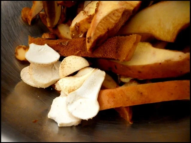 Kirschtomaten-Goldröhrling-Rauke-Mischung mit Polenta und Salzmandeln - Rezept - Bild Nr. 4