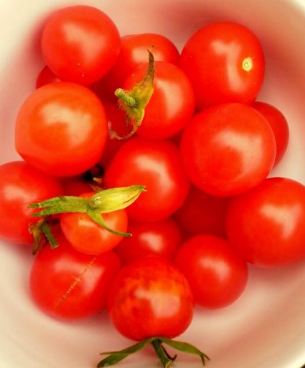 Kirschtomaten-Goldröhrling-Rauke-Mischung mit Polenta und Salzmandeln - Rezept - Bild Nr. 5