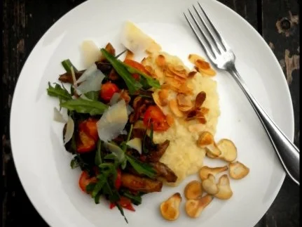 Kirschtomaten-Goldröhrling-Rauke-Mischung mit Polenta und Salzmandeln - Rezept - Bild Nr. 6