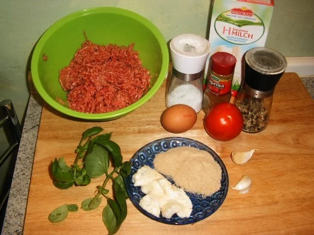 Hackklößchen mit Tomaten-Käsefüllung - Rezept - Bild Nr. 2