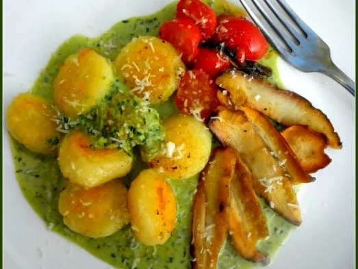 Rezept: Gnocchi mit Petersilien-Sahne, Steinpilzen und Kirschtomaten Gnocchi mit Petersilien-Sahne, Steinpilzen und Kirschtomaten - Rezept