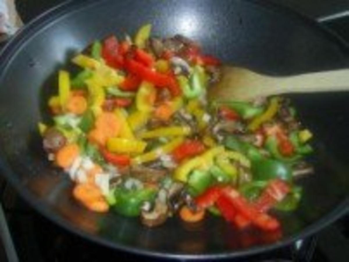 Ohne Fleisch: Würzig-scharfer Gemüsereis aus dem Wok - Rezept - Bild Nr. 2