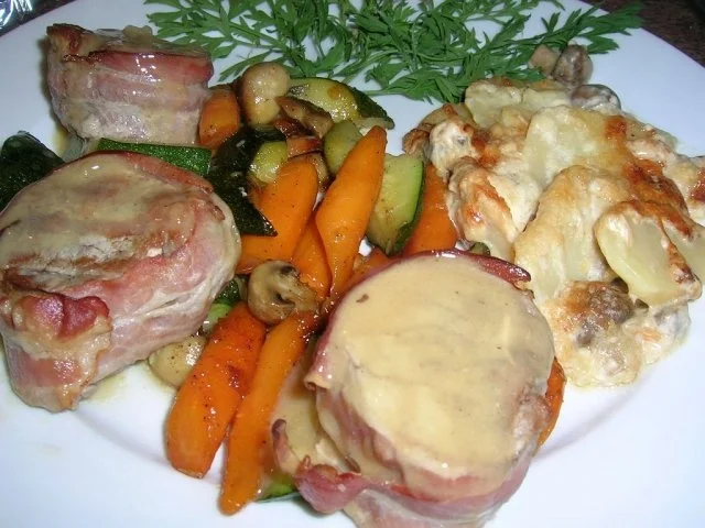 Rezept: Schweinemedaillons mit Zucchini, Möhren und Champignon Gratin Bild Nr. 3 Schweinemedaillons mit Zucchini, Möhren und Champignon Gratin - Rezept - Bild Nr. 3
