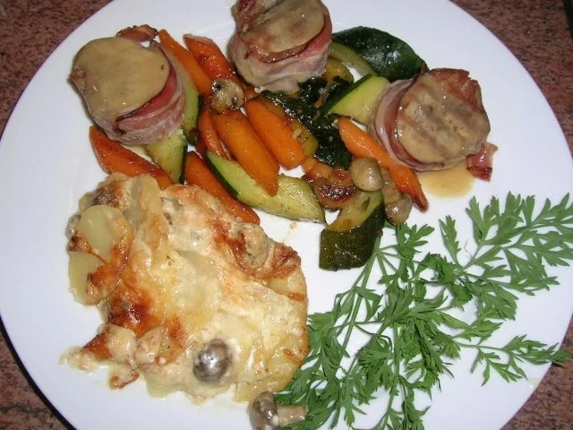 Rezept: Schweinemedaillons mit Zucchini, Möhren und Champignon Gratin Bild Nr. 9 Schweinemedaillons mit Zucchini, Möhren und Champignon Gratin - Rezept - Bild Nr. 9