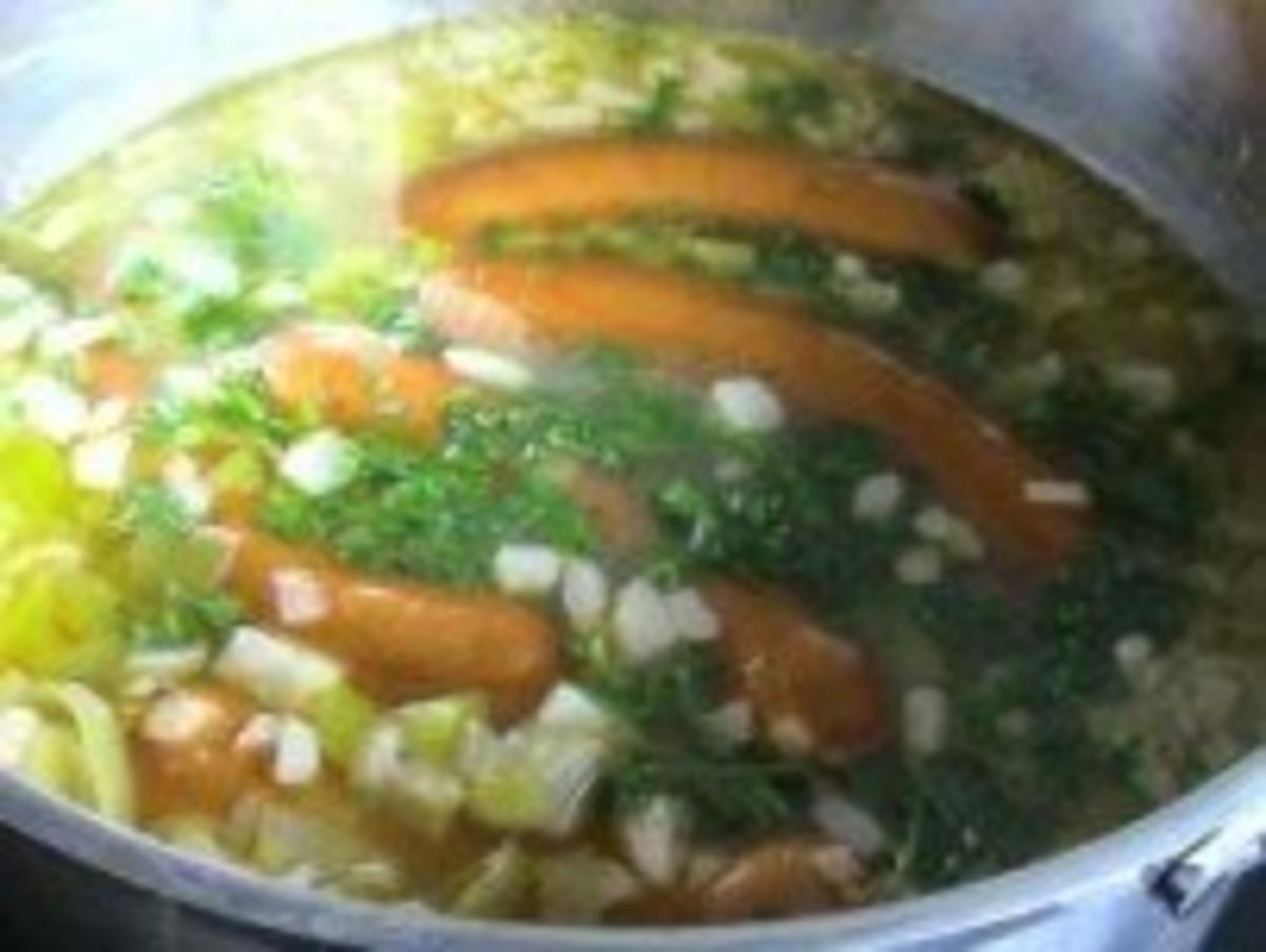 Suppen & Eintöpfe: Bunte Kartoffelsuppe mit Würstchen - Rezept