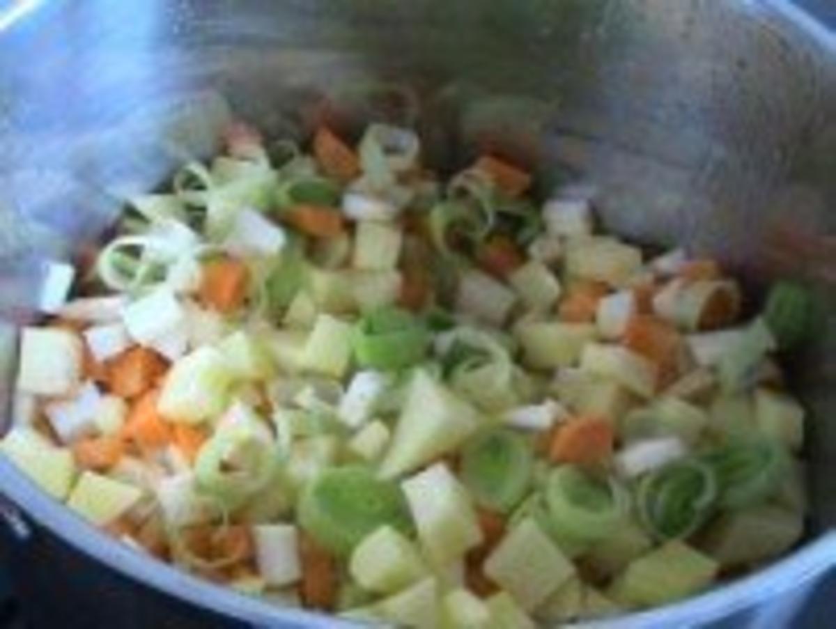 Suppen & Eintöpfe: Bunte Kartoffelsuppe mit Würstchen - Rezept - Bild Nr. 3