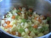 Rezept: Suppen & Eintöpfe: Bunte Kartoffelsuppe mit Würstchen Bild Nr. 3 Suppen & Eintöpfe: Bunte Kartoffelsuppe mit Würstchen - Rezept - Bild Nr. 3