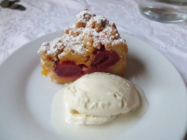 Kirsch-Pfirsich-Streuselkuchen - Rezept