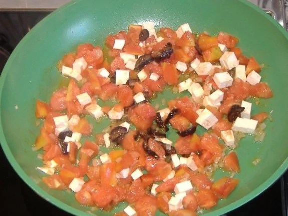 Rezept: Gratinierte Ofentomaten mit Pastafüllung Bild Nr. 2 Gratinierte Ofentomaten mit Pastafüllung - Rezept - Bild Nr. 2