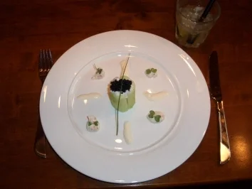 Gurke mit Lachstatar an Meerrettichschaum - Rezept