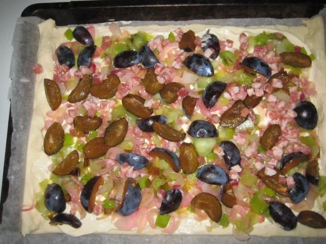Rezept: Zwiebel Zwetschgen Pizza Bild Nr. 14 Zwiebel Zwetschgen Pizza - Rezept - Bild Nr. 14