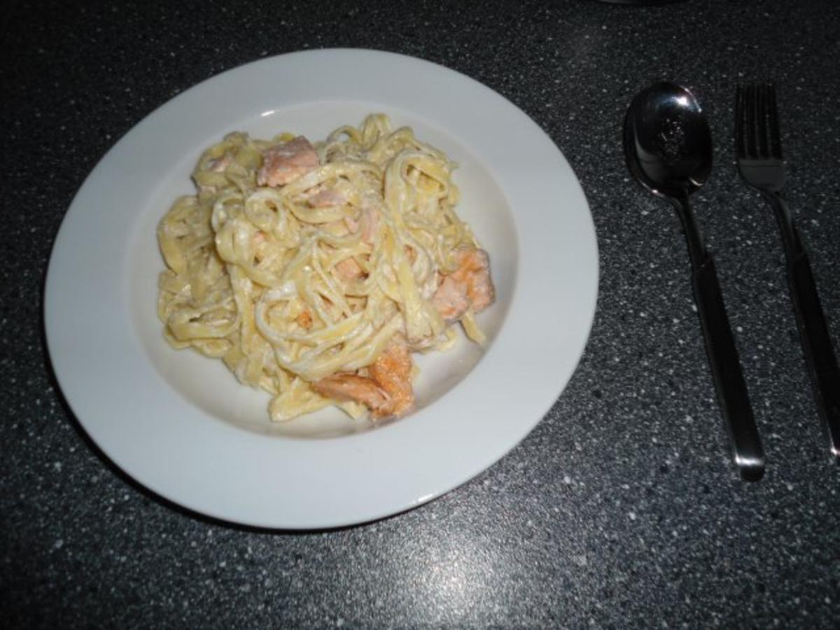 Pasta mit Lachs und saurer Sahne - Rezept