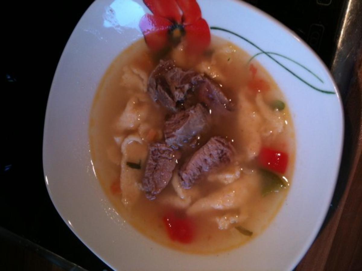 Selbstgem Eiernudelsuppe mit Rindfleisch (Hess. Eierriwwelsupp) -
Rezept Eingereicht von cybercookie12