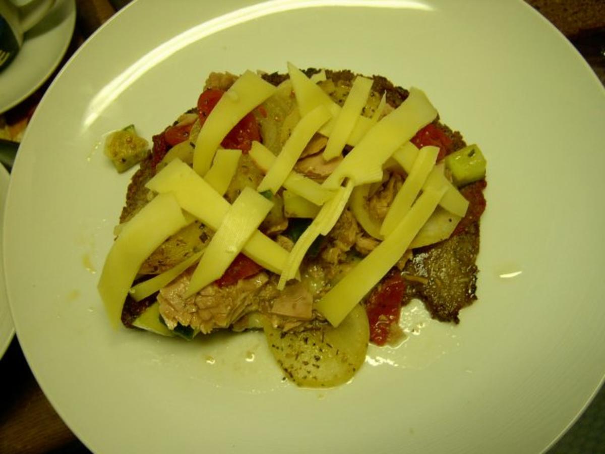 Vollkorn-Bruschetta mit Thunfisch und Käse überbacken - Rezept - Bild Nr. 3