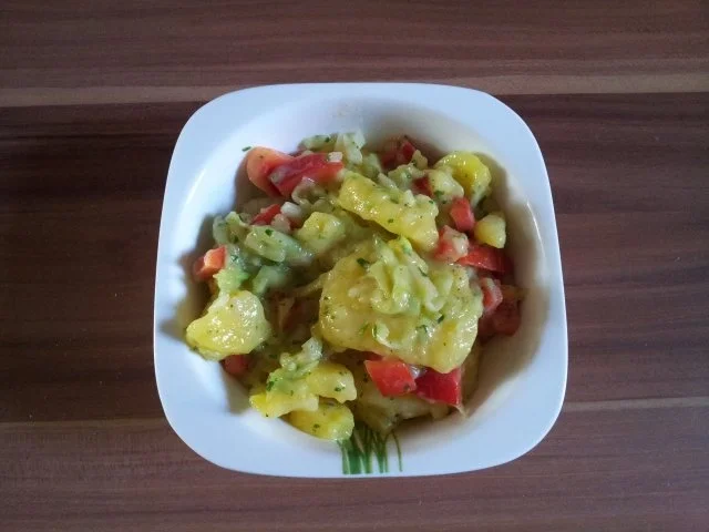 lauwarmer bayrischer kartoffelsalat mit gurke