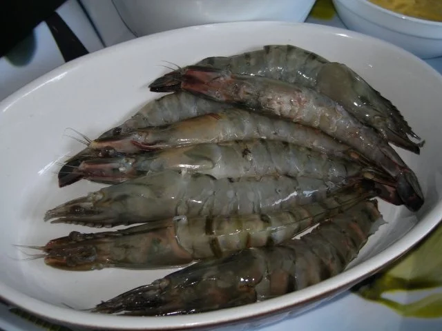 Garnelen vom Grill mit Mango-Salsa und Mango-Curry-Soße - Rezept - Bild Nr. 3