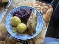 Schwein: Spanferkelkeule mit Rotkohl - Rezept