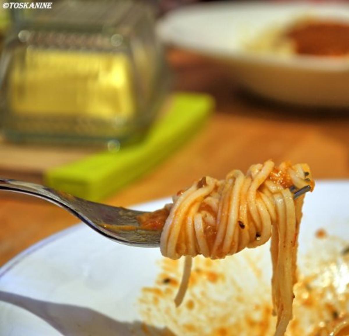Spaghetti mit Tomaten-Pfirsich-Sauce - Rezept