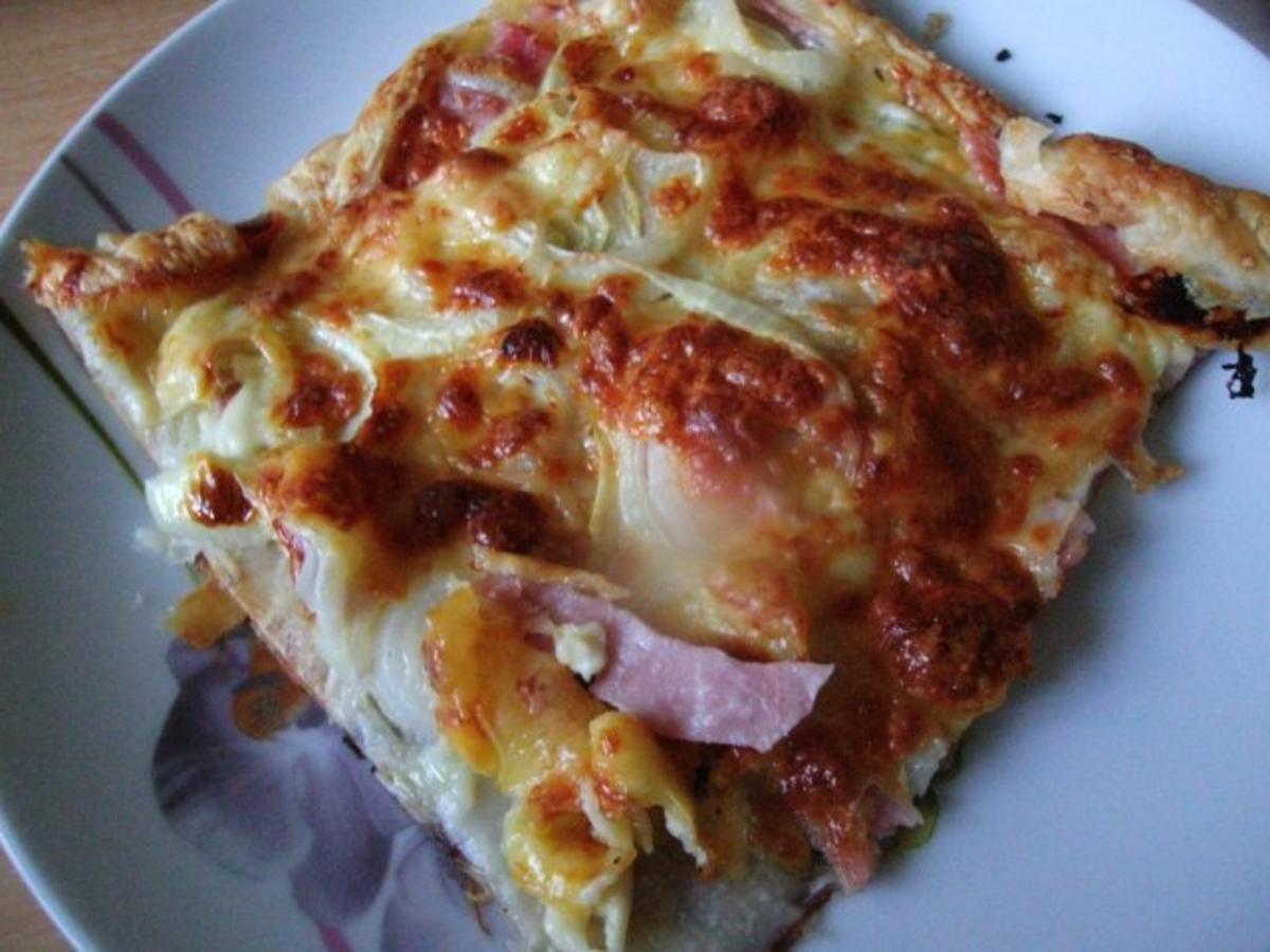 Zwiebelkuchen mit Blätterteig - einfach - 228 kcal/100g
