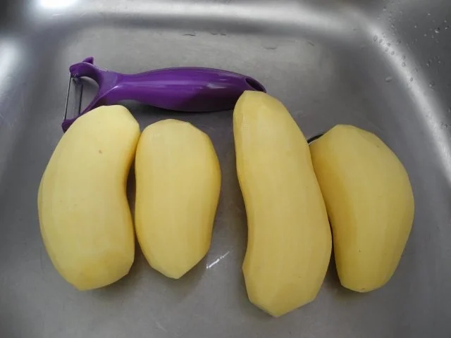 Rezept: Beilage : Kartoffelbrei mit Kräutern-Crème fraîche und dazu Kräuterbratwürste Bild Nr. 3 Beilage : Kartoffelbrei mit Kräutern-Crème fraîche und dazu Kräuterbratwürste - Rezept - Bild Nr. 3