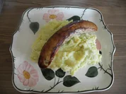 Beilage : Kartoffelbrei mit Kräutern-Crème fraîche und dazu Kräuterbratwürste - Rezept