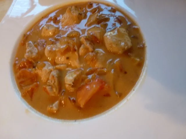 Rezept: Rustikales Puten-Sahne-Gulasch Rustikales Puten-Sahne-Gulasch - Rezept