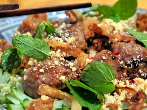 Bun nem nuong - Honigfrikadellen mit Reisnudeln - Rezept