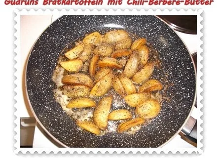 Rezept: Kartoffeln: Bratkartoffeln mit Chili-Berbere-Butter Bild Nr. 5 Kartoffeln: Bratkartoffeln mit Chili-Berbere-Butter - Rezept - Bild Nr. 5